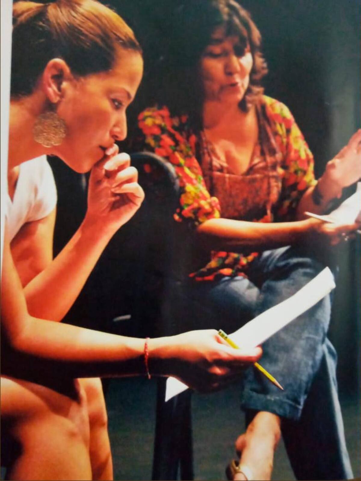 Rosario Vargas mientras enseña teatro a una alumna.