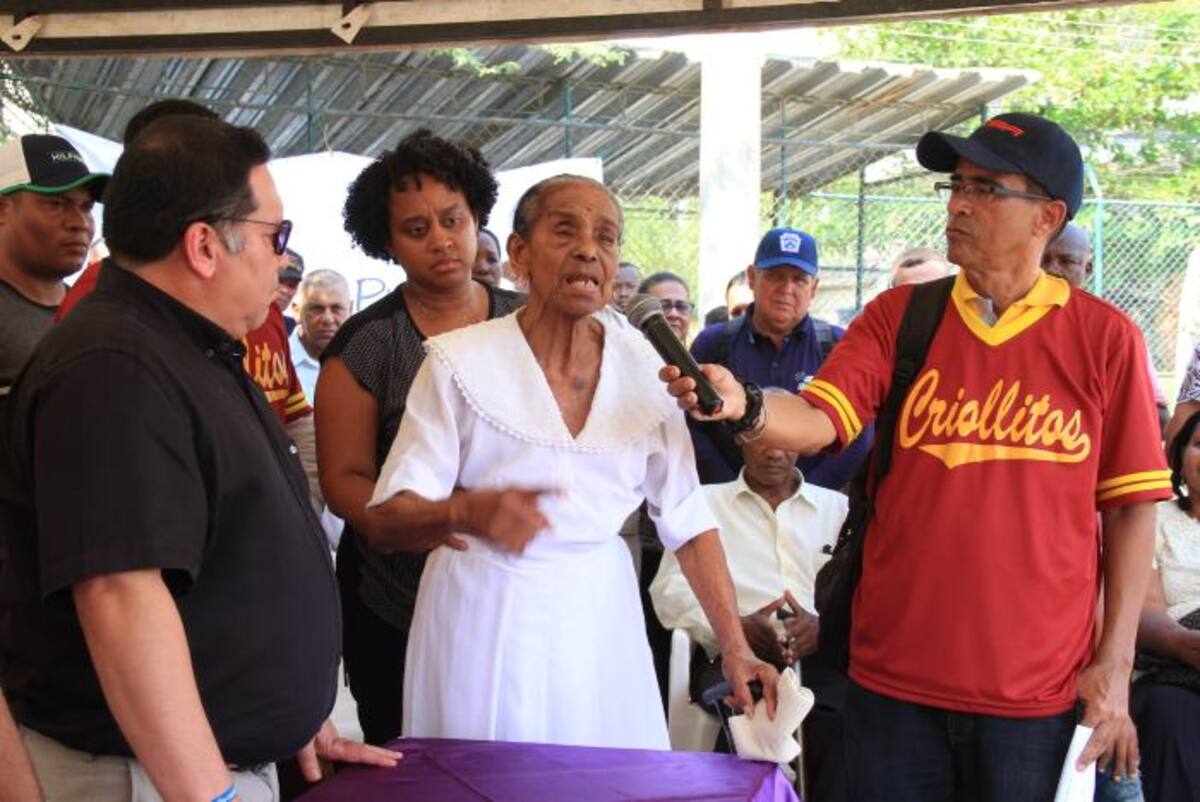 El alcalde de Cartagena Manolo Duque y la mamá de Capitolino Morillo Albertina Matorel. Zenia Valdelamar-El Universal
