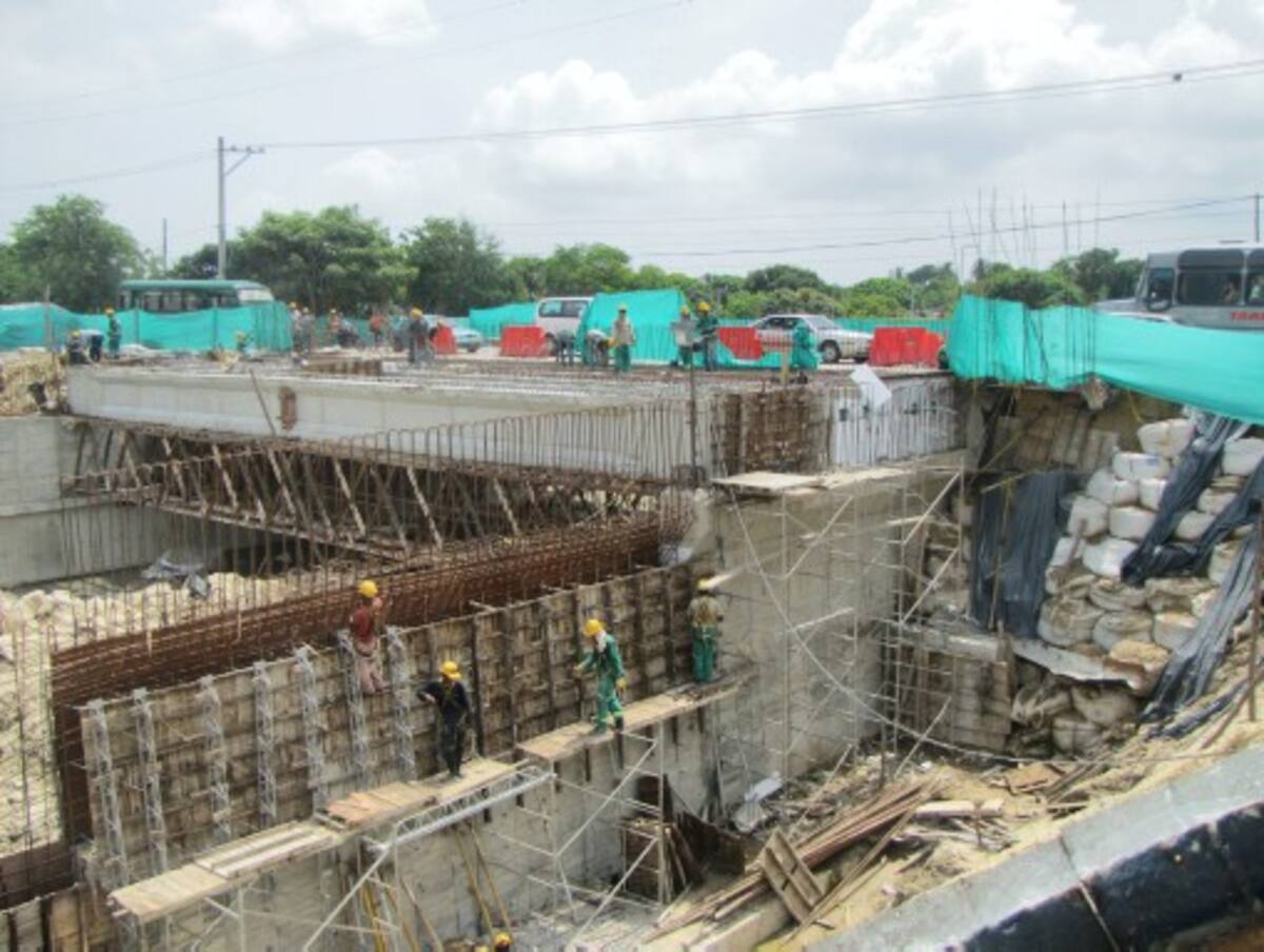 Construcción en el puente del Arroyo El Platanal, en la vía al aeropuerto de Barranquilla. JUAN GUILLERMO CASTRO PINEDA - EL UNIVERSAL