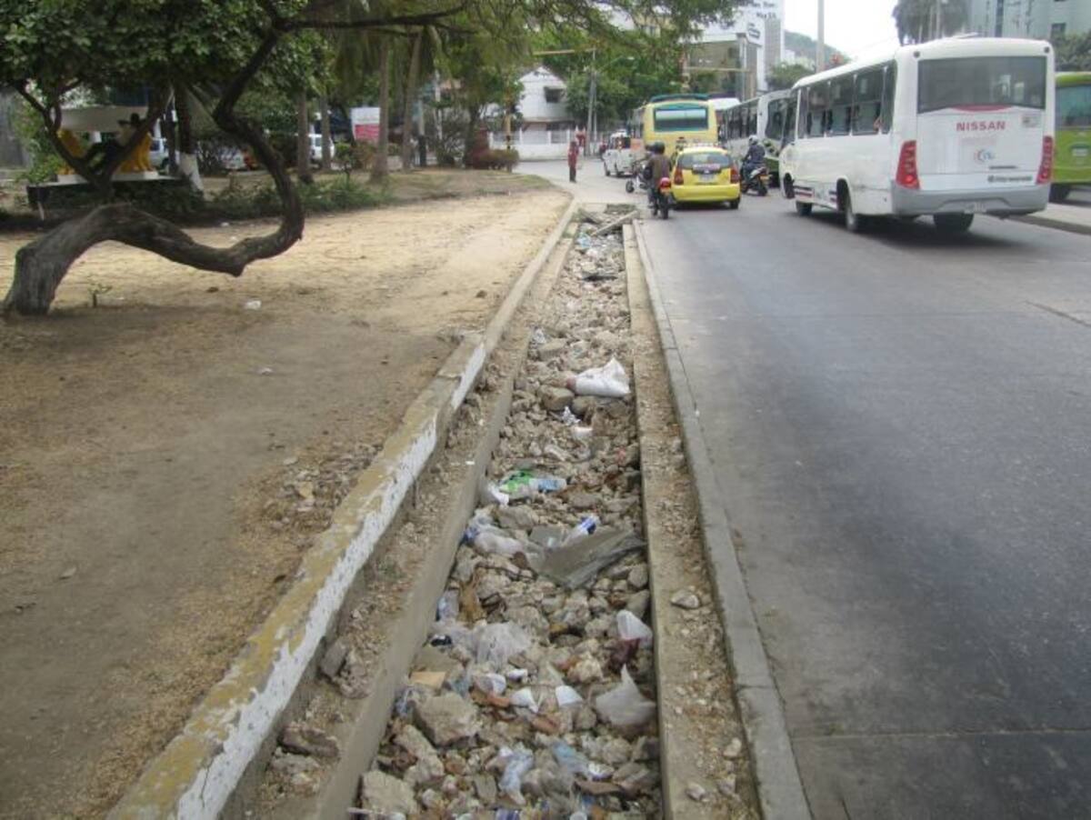 Algunos tramos del canal se encuentran llenos de desechos. ANTONIO CANCHILA GARCÍA - ELUNIVERSAL.COM.CO
