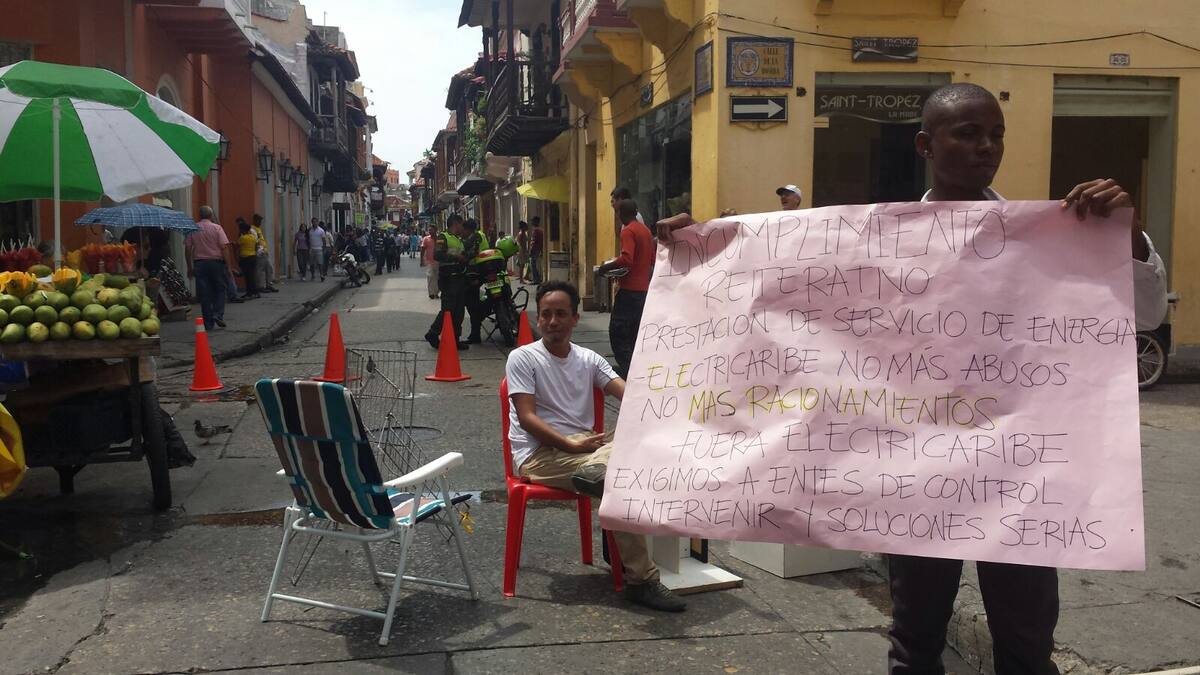 Los comerciantes de la Calle de la Moneda bloquearon la calle para manifestar su inconformismo por los cortes de energía constantes. DANIELA BUELVAS - EL UNIVERSAL