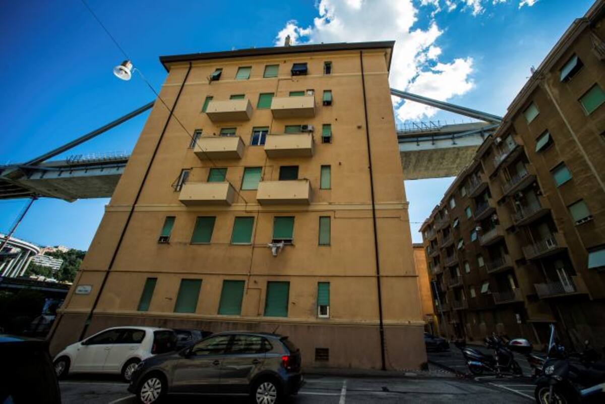 Vista de una vivienda bajo un puente que se derrumbó el pasado martes en Génova. AP Nicola Marfisi