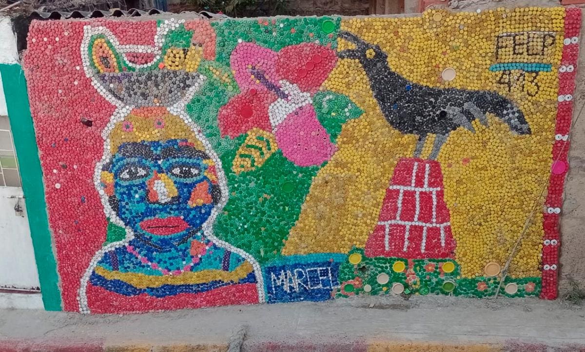 Así luce el mural hecho con tapas reciclables.