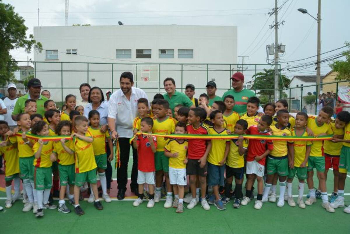 El alcalde Dionisio Vélez y el director del Ider, Iván Sanes, durante la entrega de la cancha del barrio Nuevo Bosque. Cortesía Ider