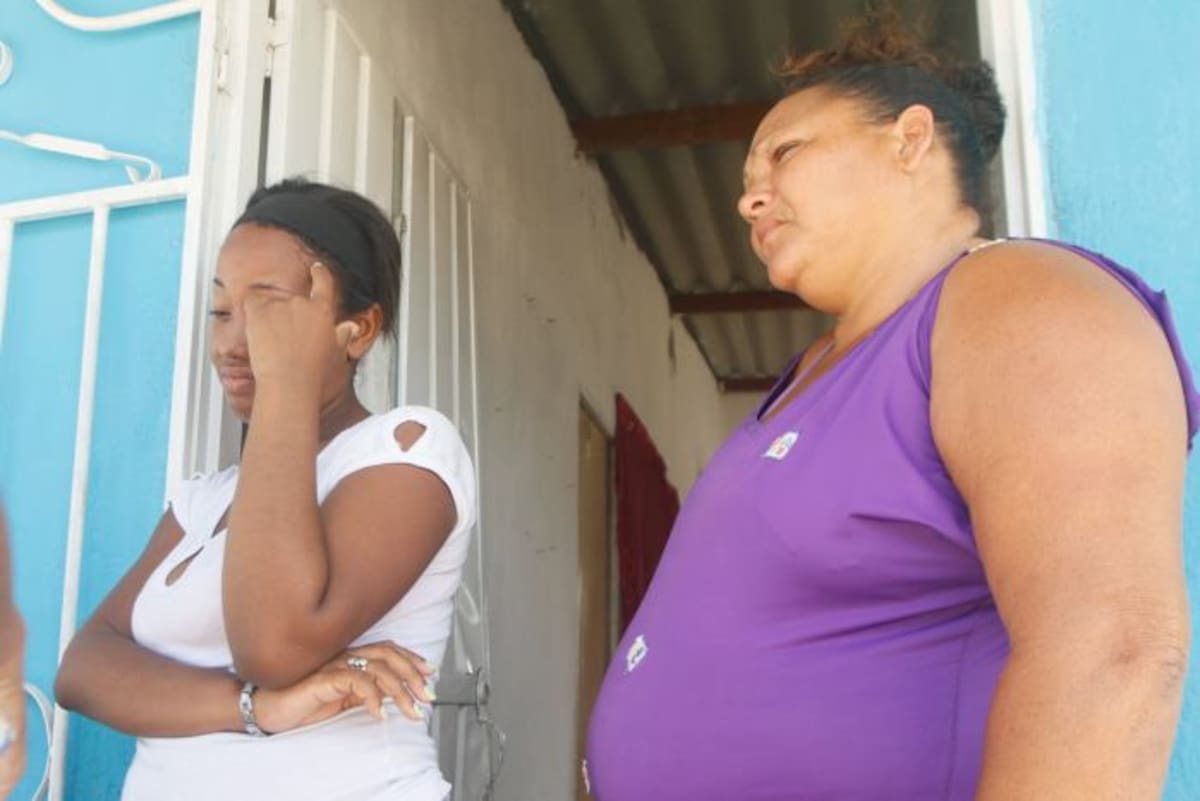 Agobiados por el dolor, Julia Robles y sus familiares no comprenden porque su ser querido se suicido. EL UNIVERSAL/