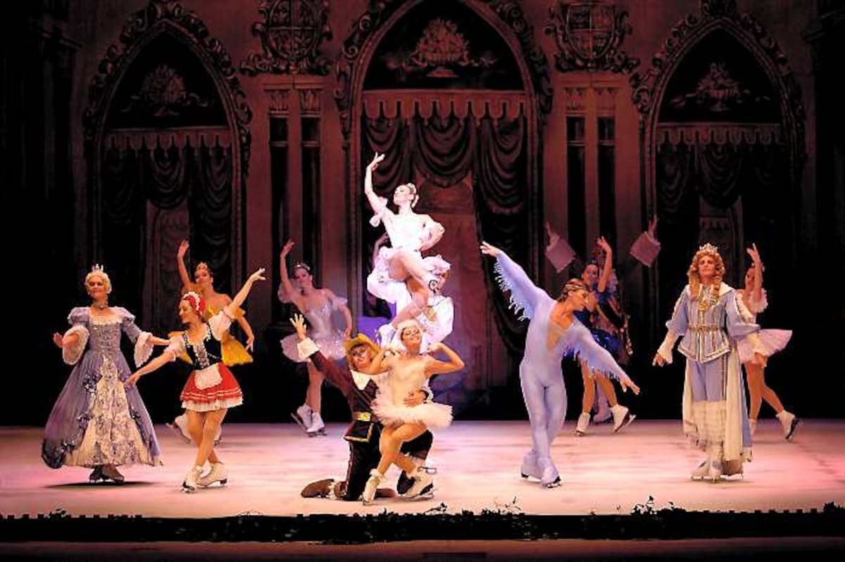 “La Cenicienta”, ahora sobre hielo es un show de dos horas de duración por un personaje clásico de la literatura del siglo XVII, que ha sido presentado en todos los formatos y ahora con la magia del ballet sobre hielo.