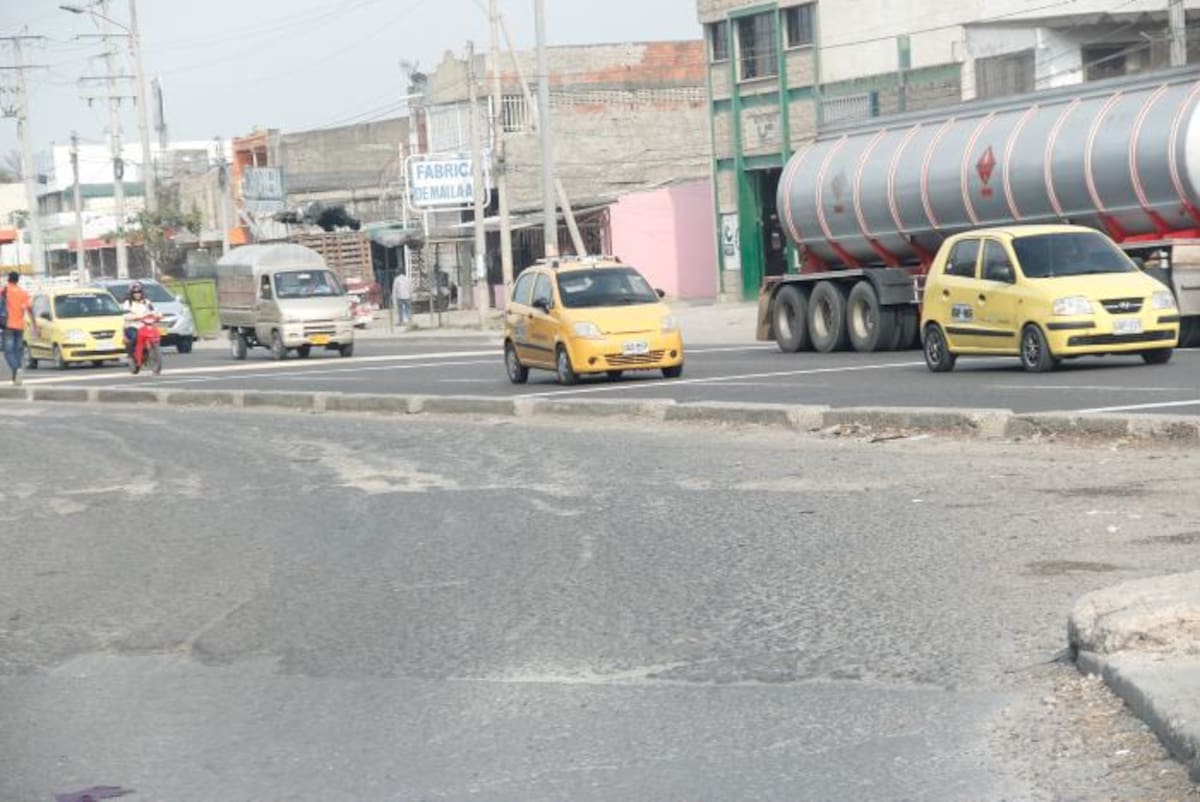 La Transversal 52, conocida como “retorno del Nuevo Bosque”, se está convirtiendo en una trocha. Santiago Preciado Púa