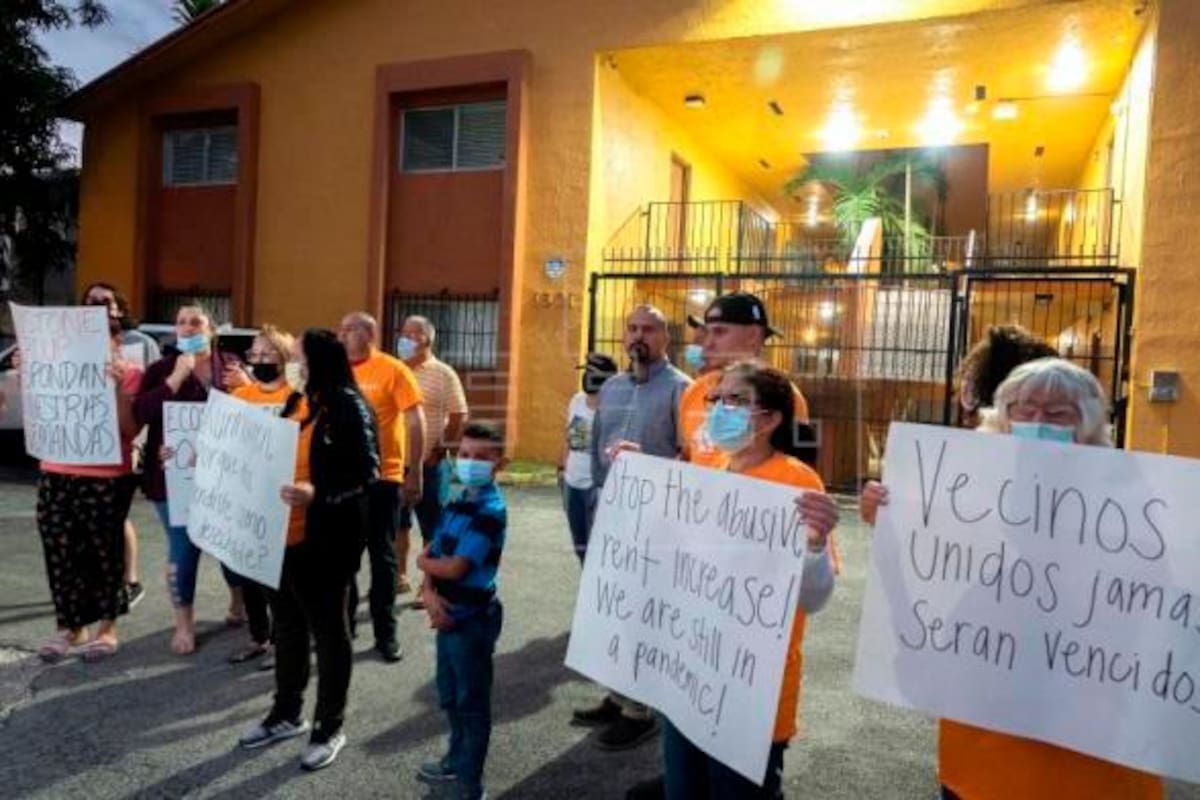 Hispanos en Florida protestan por subida del alquiler y posible desalojo