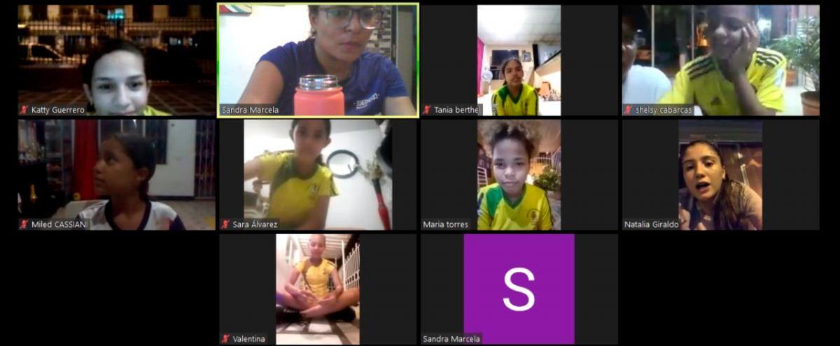 La profesora Sandra Narváez en reunión virtual con sus jugadoras. Foto//Cortesía.