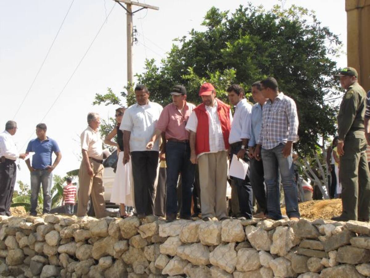 En 2012, el gerente de Colombia Humanitaria, Everardo Murillo Sánchez, inspeccionó obras en Bayunca, Clemencia y Santa Catalina, acompañado del gobernador de Bolívar, Juan Carlos Gossaín, entre otras autoridades locales. CORTESÍA
