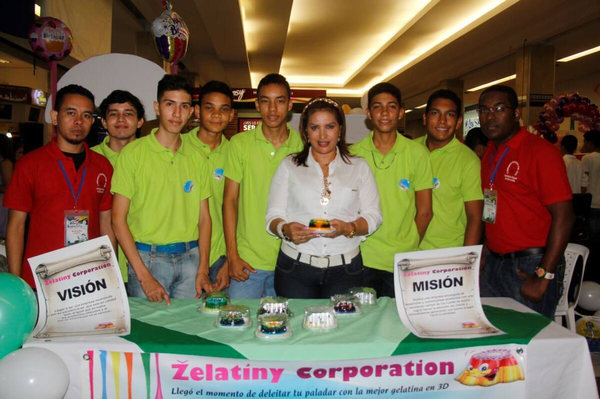 Harold De La Rosa, Juan Camilo Díaz, Francisco Urquijo, Sebastián Rodríguez, Luis David Novoa, la rectora, María Victoria Gallego, Danilo Fontalvo, Keyron Herrera y Álvaro Zabaleta FOTOS KAILLINE GIRALDO/EL UNIVERSAL/