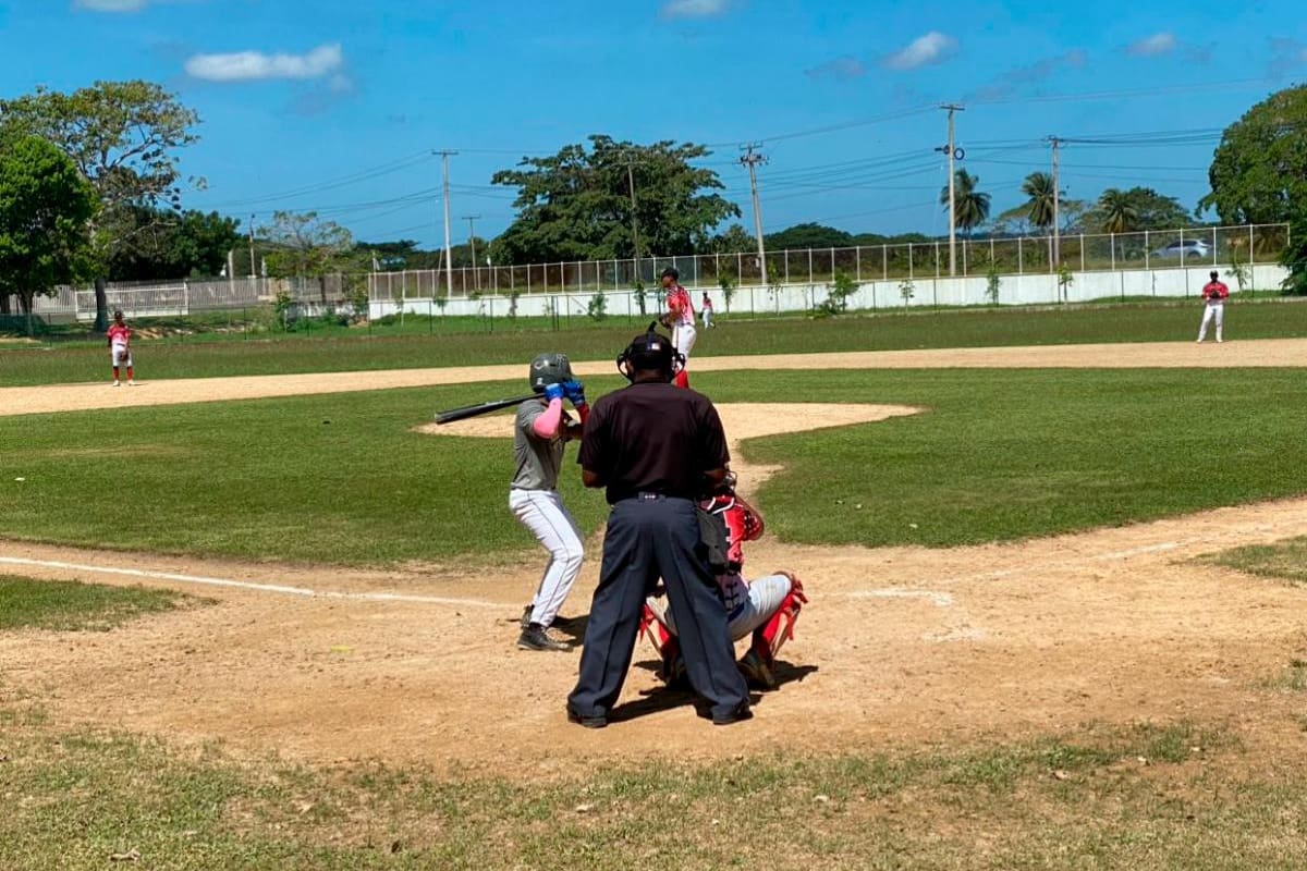 Béisbol de desarrollo: Comfenalco se sacudió y Cararín sigue fuerte