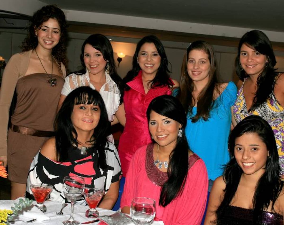 Pierina, primera de pie de izquierda a derecha en el 2009 en la despedida de soltera de Judy López.