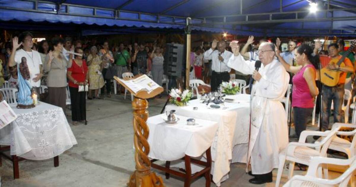 Los domingos a las 8:00 de la noche el padre Jesús María Cano, de la Parroquia Santa María del Mar, ofrece una misa sui géneris y muy concurrida al amparo de las estrellas, en El Laguito. LUIS APARICIO-EL UNIVERSAL