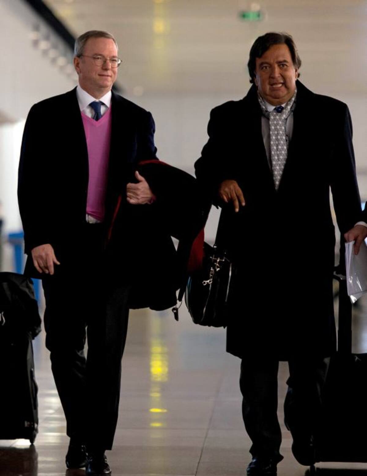 El exdiplomático norteamericano Bill Richardson (der.), junto al presidente de Google Eric Schmidt, hacen su arribo al aeropuerto de Beiging, luego de visitar Corea del Norte. AFP Ed Jones
