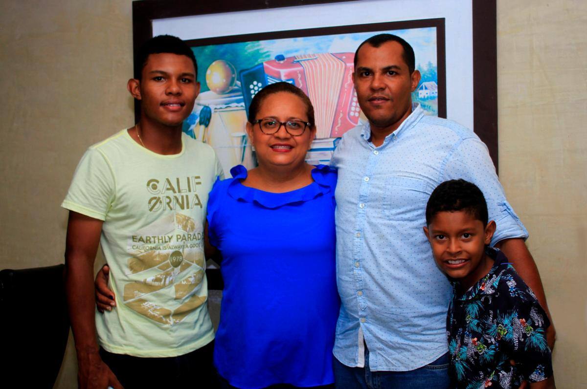 Salomón Carballo Arrieta, junto a Neolys (mamá), Luis Carlos(papá) y Luis Carlos (hermano). //Julio castaño/el universal