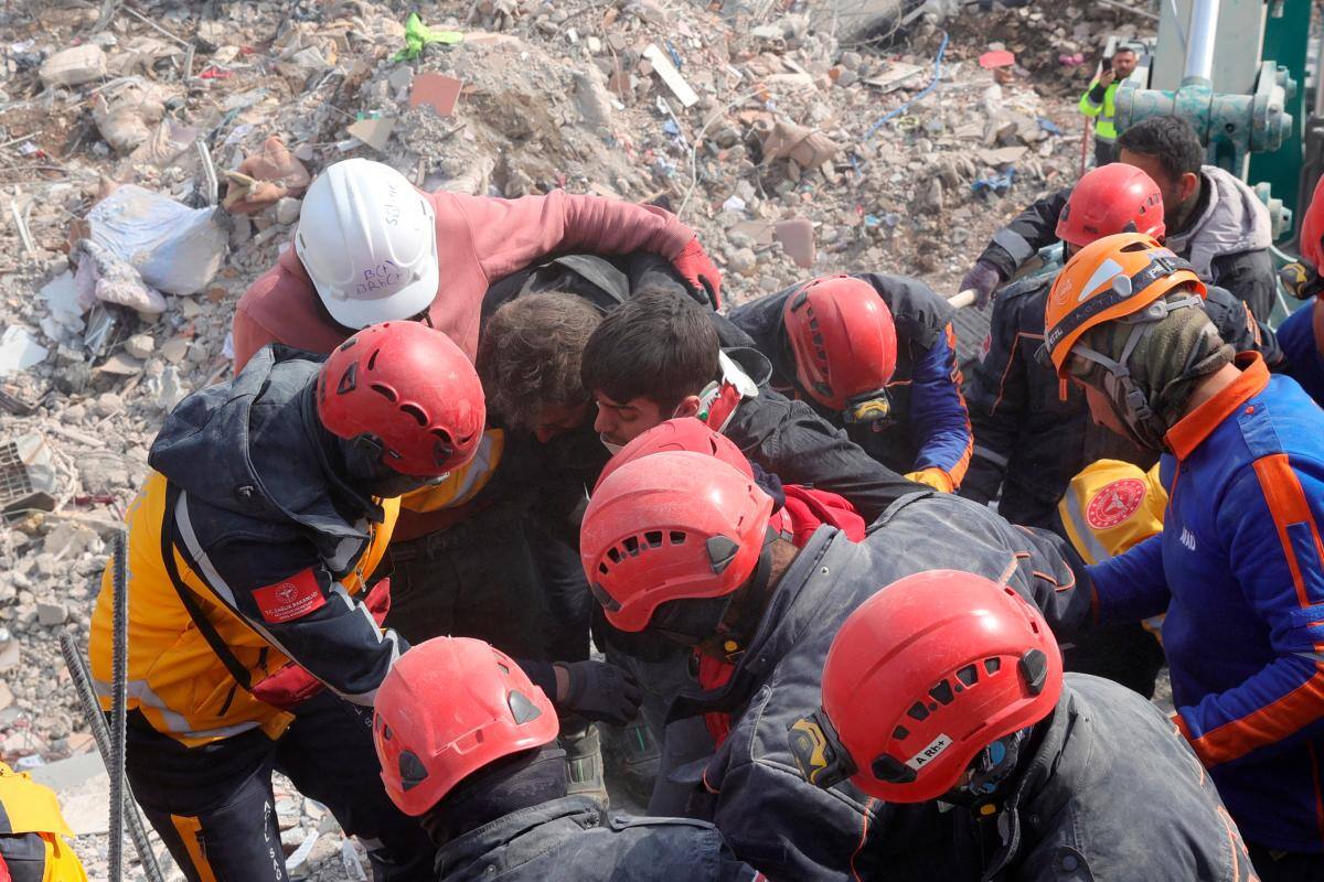 Terremoto en Turquía: rescatan a cuatro sepultados durante más de 100 horas