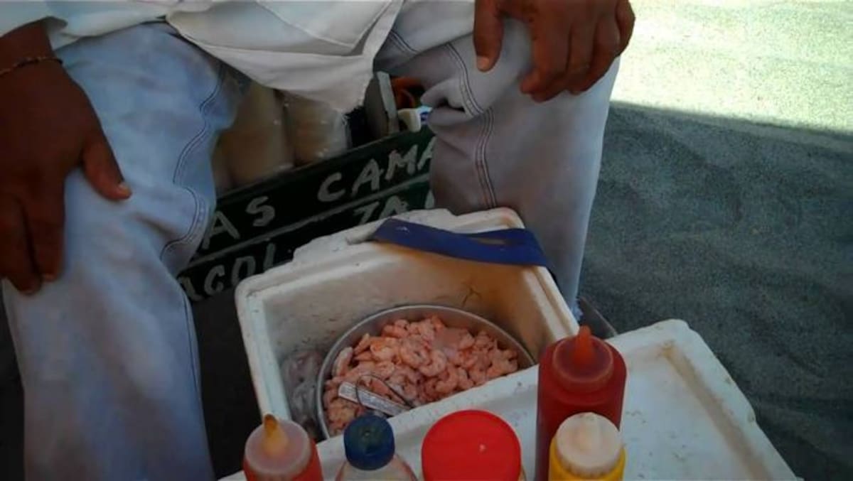 La venta de cócteles de camarón en la playa necesita mayor control. ARCHIVO