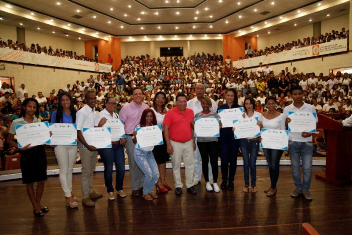 Julio Alandete, decano de Ciencias Sociales de la USB, la concejal Duvinia Torres, el alcalde Manolo Duque y el secretario Germán Sierra con los beneficiarios de Becas Bicentenario. Aroldo Mestre.