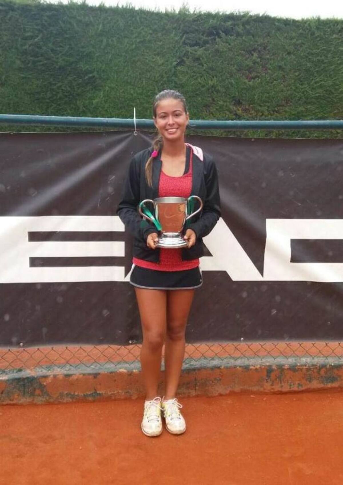 Angie Yepes, de Bolívar, con el trofeo de campeona. cortesía