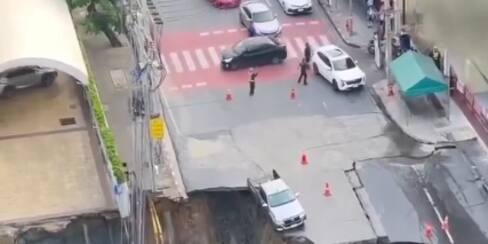 Tráfico colapsa en Bangkok por gigantesco socavón con evacuaciones