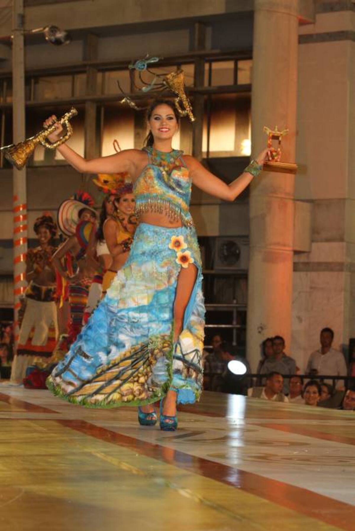Señorita Atlántico, Yuliana Mejía Restrepo fue elegida mejor traje artesanal con su vestido Traje río y mar. Maruja Parra /El Universal/