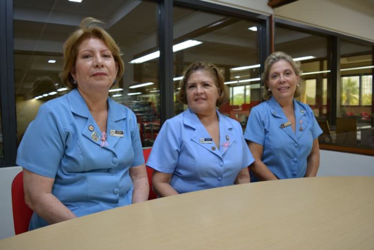 Las voluntarias Julia López de Dávila-Pestana, asesora de la Liga contra el Cáncer en Cartagena; Janit Bula de Daza, presidenta del mismo organismo, y Yolita Segovia de Diazgranados, vicepresidenta.