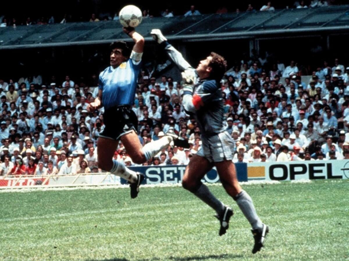 Maradona y la mano de Dios. Camiseta suplente de Argentina que tuvieron que comprar en la Ciudad de México antes del partido.