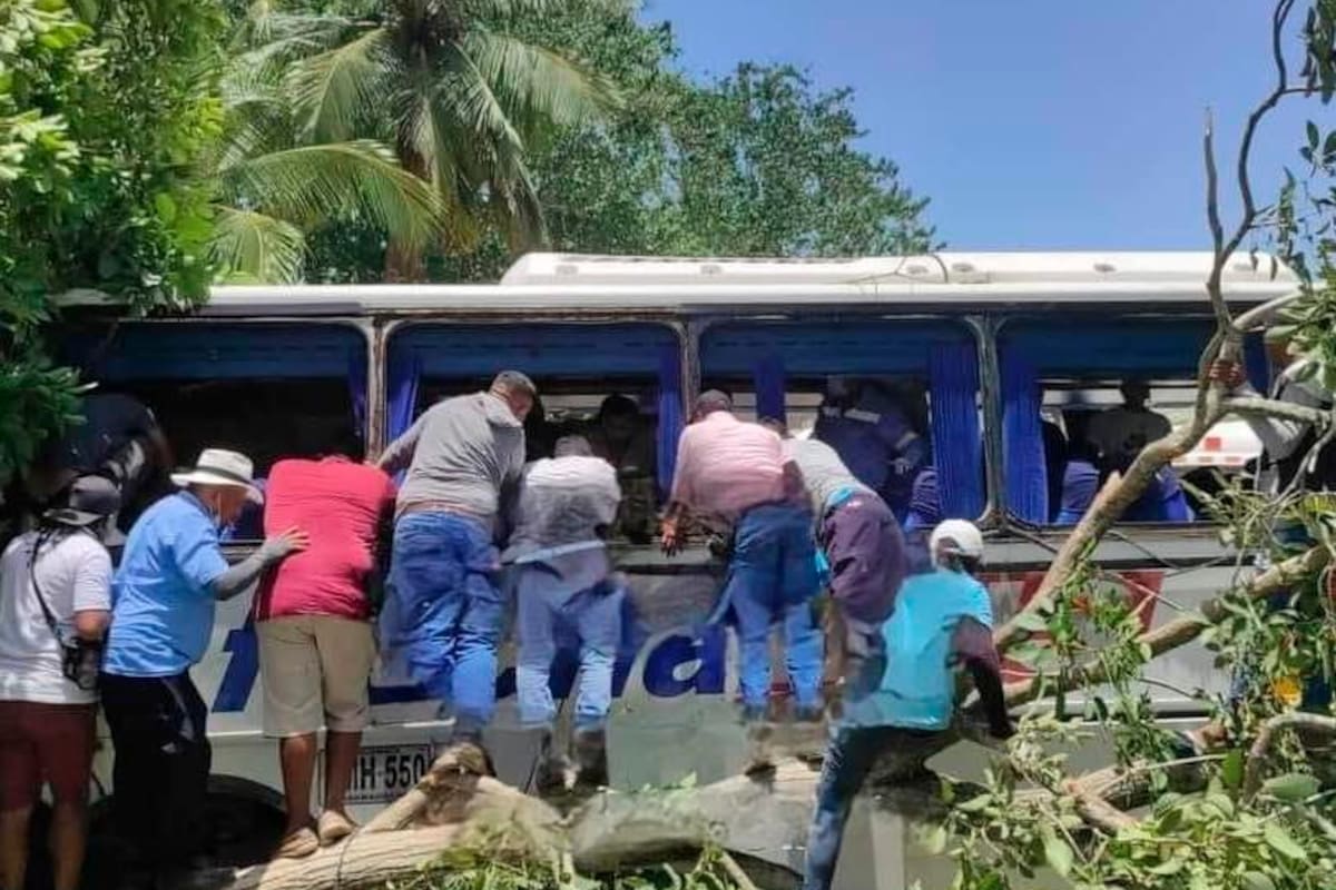 Bus se quedó sin frenos entre El Carmen y Ovejas: un muerto y 15 heridos