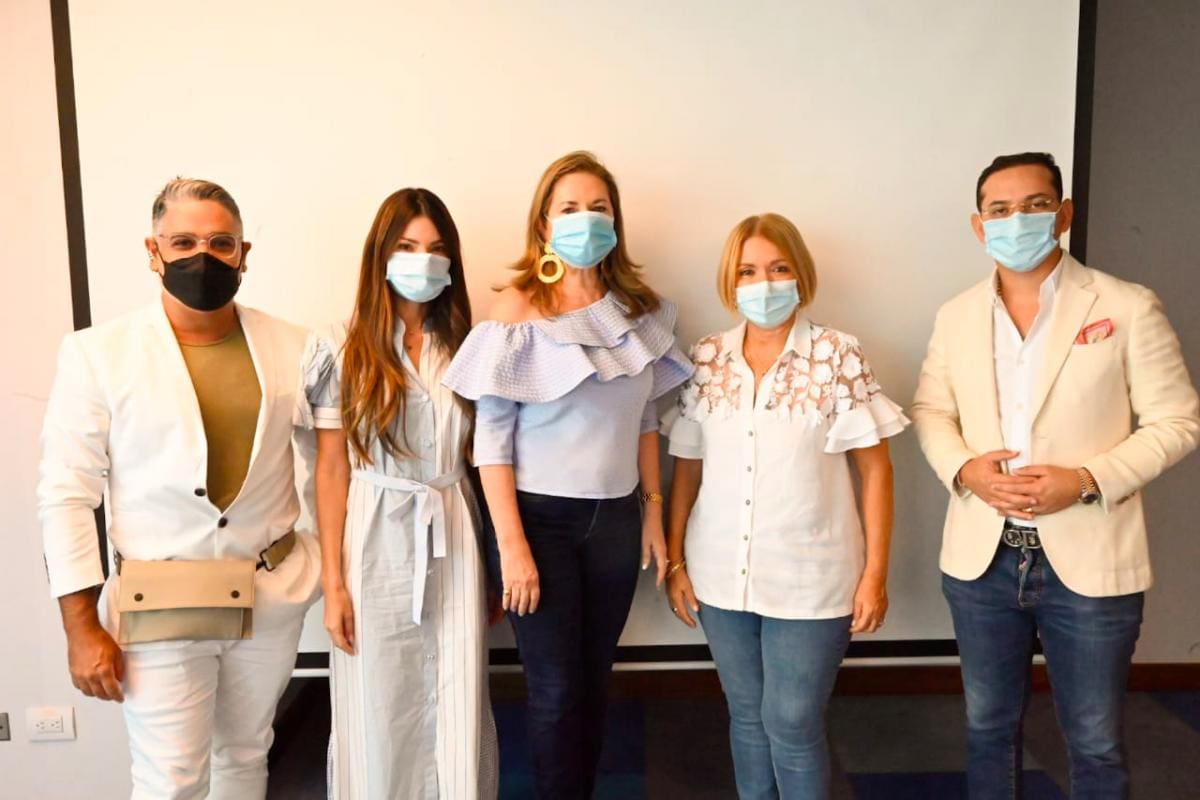 El jurado: Fernando Pérez, Catalina Araújo, Aracely la Chica Morales, Ketty Tinoco y Frank Lamadrid.//Foto: Cortesía.