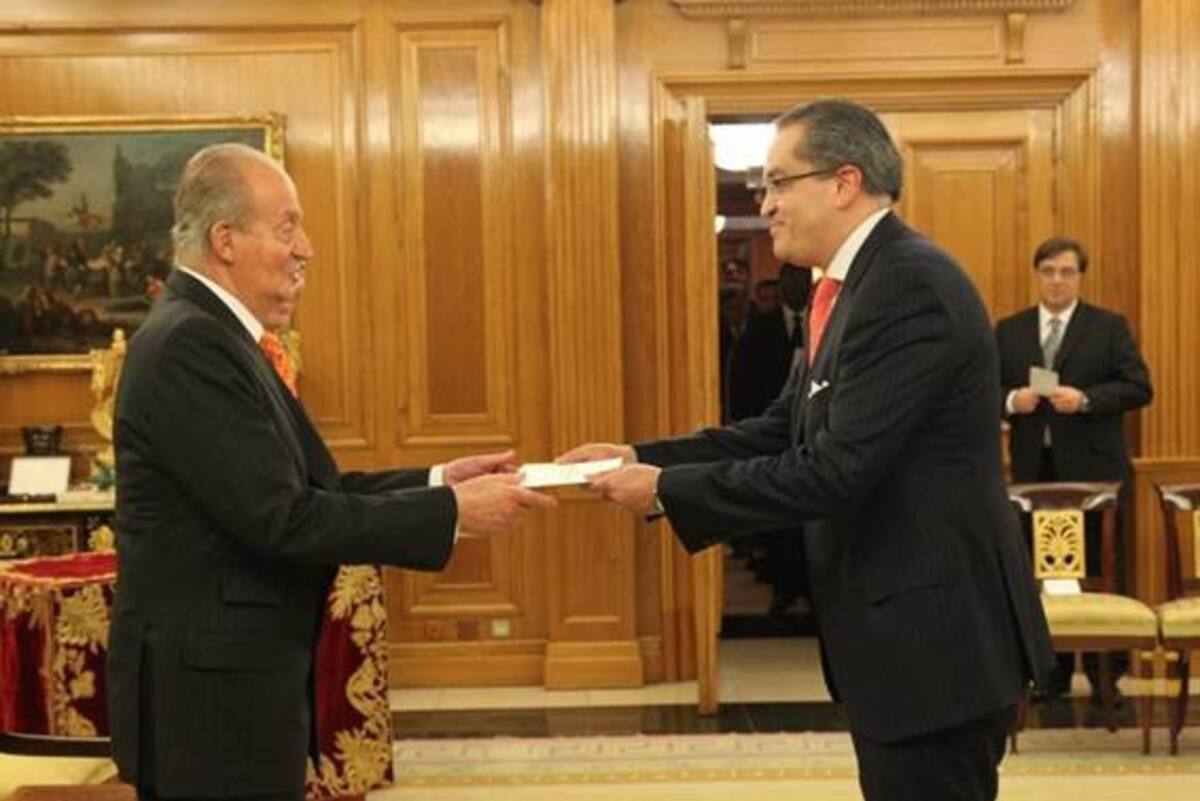 El rey Juan Carlos de España junto a Fernando Carrillo, embajador de Colombia en España. COLPRENSA