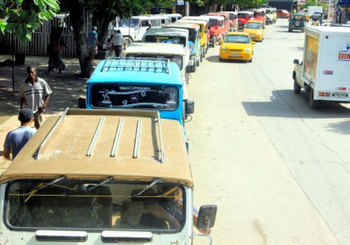 Los manifestantes enfilaron ayer sus carros en la vía principal del barrio San Francisco, donde pese a no haber bloqueos se presentaron algunos inconvenientes de movilidad, dado que el tráfico se redujo a un carril. JULIO CASTAÑO - EL UNIVERSAL