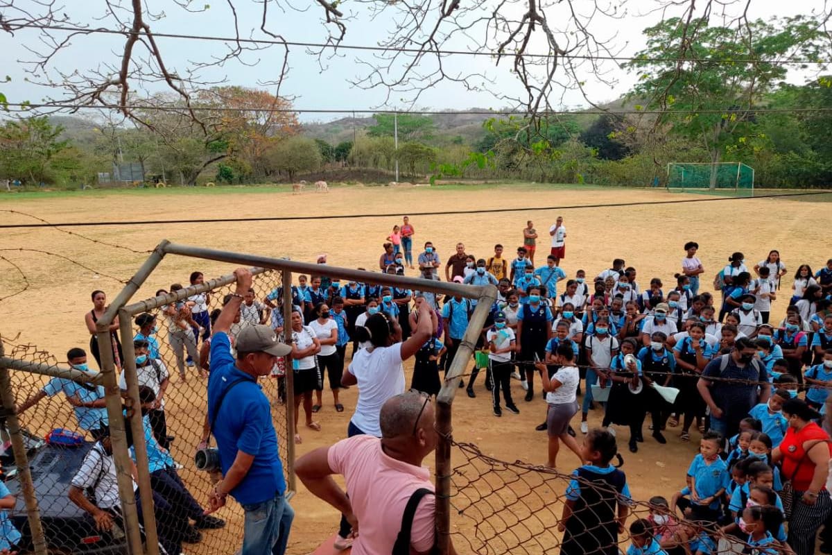 “Agilicen la obra”: niños de Zipacoa han visto clases hasta en la iglesia