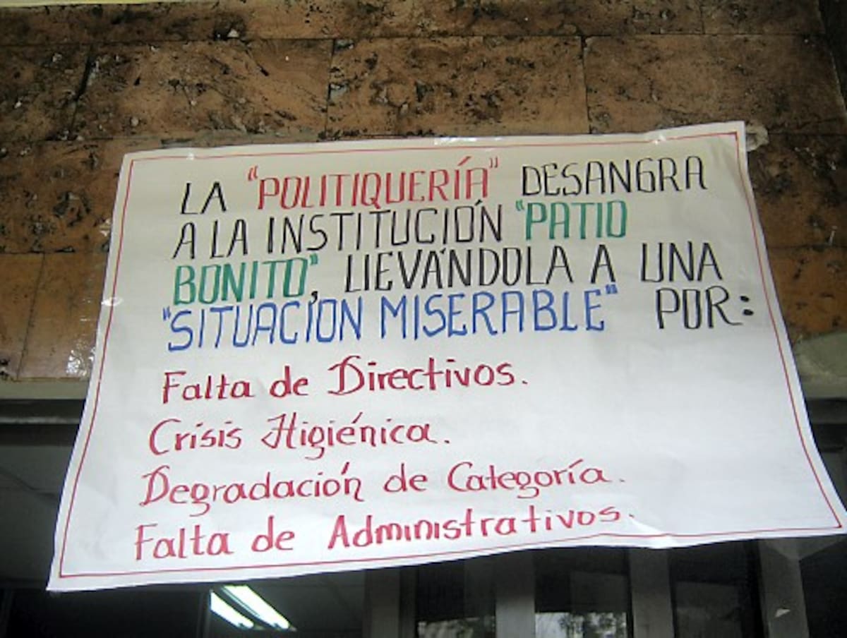 Pancartas que llevaron los docentes para exigir la solución a sus necesidades.
