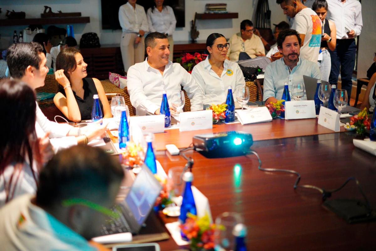 Alejandro Riaño se reúne con alcalde Turbay para entrega de coche eléctrico