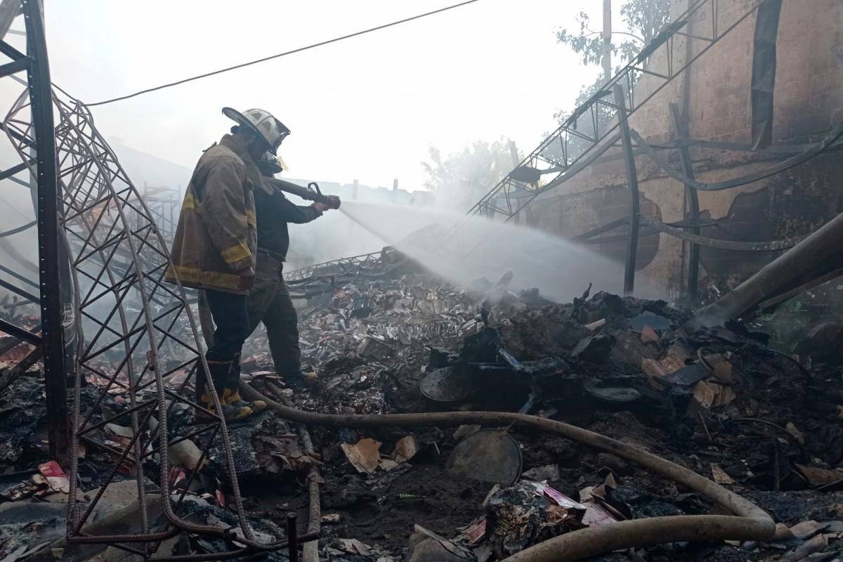 Fuerte incendio en bodega afectó a 100 trabajadores en el 20 de Julio