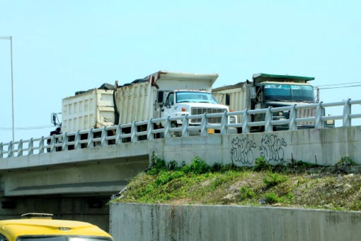 El Puente de Las Gaviotas, en la Avenida Pedro de Heredia, fue sometido ayer a pruebas consistentes en la aplicación de cargas superiores a las 120 toneladas mediante volquetas llenas de arena. JULIO CASTAÑO - EL UNIVERSAL