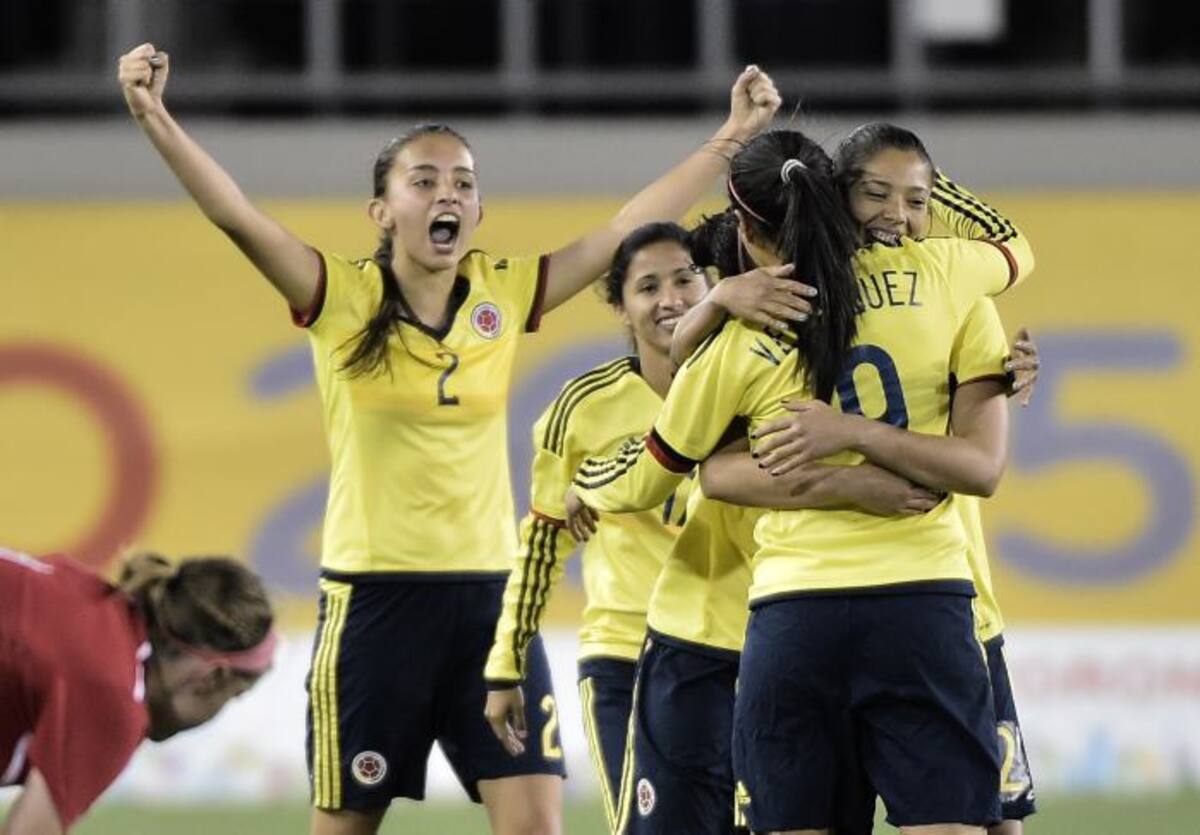 Colombianas celebran la victoria ante las canadienses. AFP OMAR TORRES
