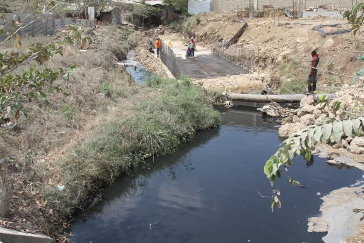 Uno de los canales más contaminados es el Policarpa. Kailline Giraldo- El Universal.