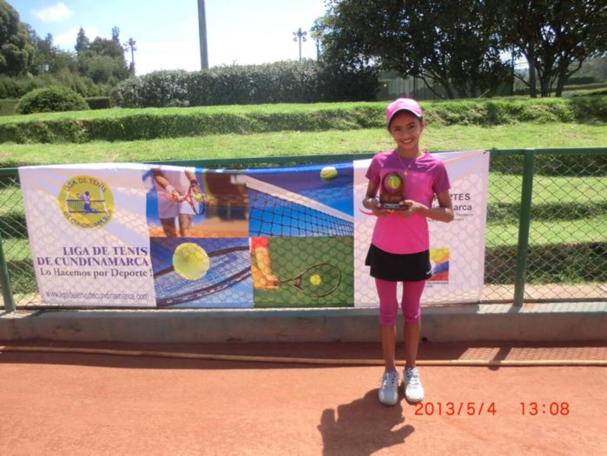 Nicole Gómez con su trofeo de campeona en sencillos categoria 12 años femenino Cortesía