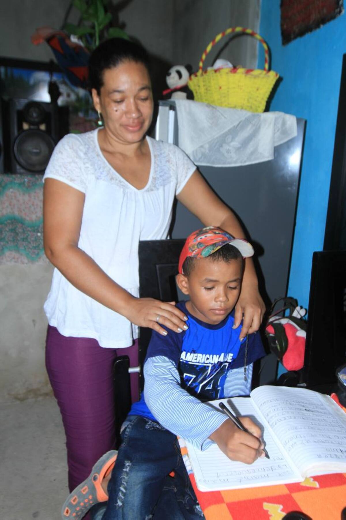 Zenith Benítez anhela que su hijo reciba un nuevo implante coclear para que pueda escuchar y volver a la escuela. CLAUDIA FORTICH