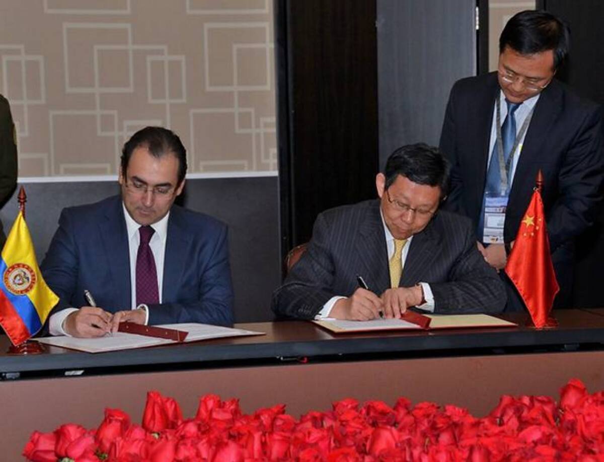 El Ministro de Comercio, Industria y Turismo, Sergio Díaz-Granados y su homólogo de China, Chen Deming. COLPRENSA