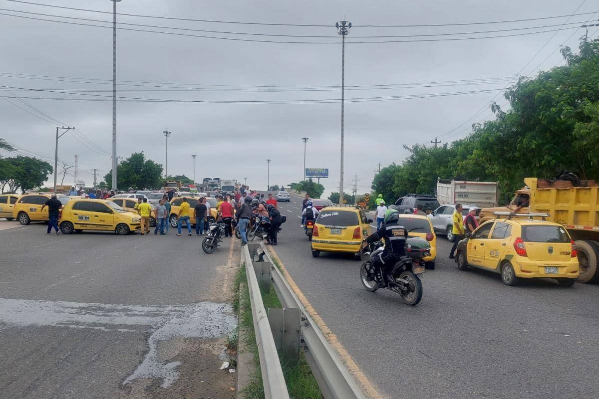 Reunión de Distrito y taxistas busca solución al tema de seguridad social