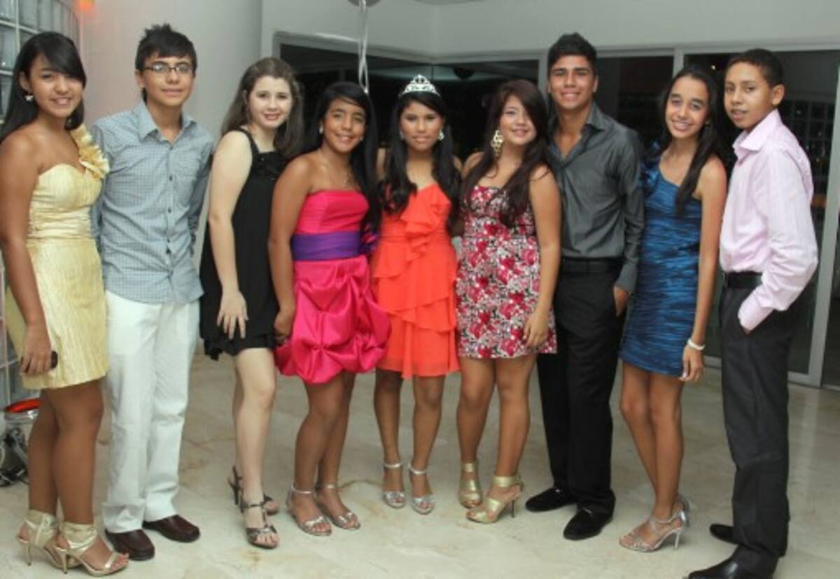 Jéssica Villamil, Alonso Doria, Sonia Cabrales, María Camila Barreto, la quinceañera, María Camila Vides Paternina; Daniela Alzate, Víctor Arciniégas, Paola De León y Carlsan Hernández.