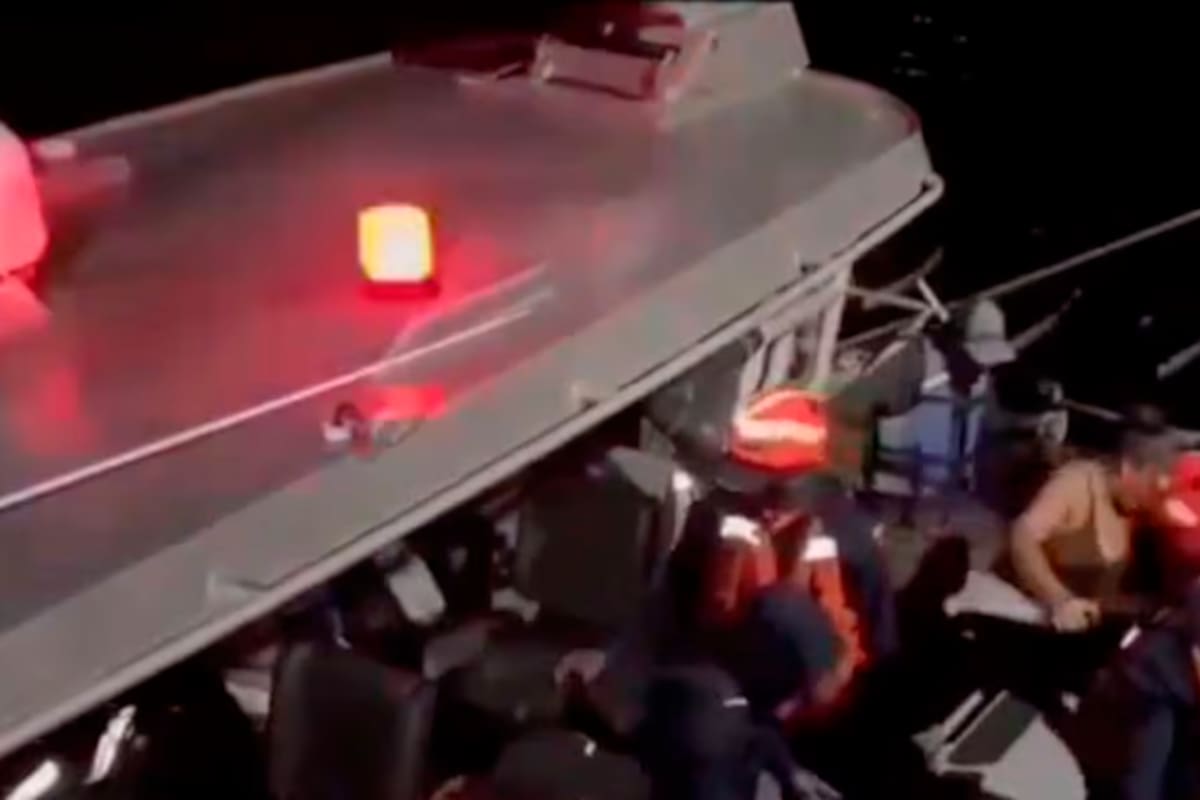 Rescatan a 13 personas que quedaron a la deriva en el océano Pacífico