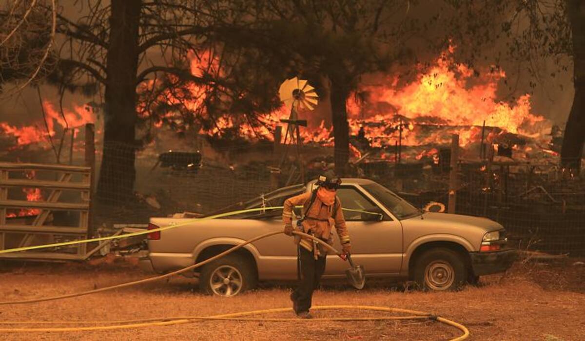 El rancho se ve frente al fuego principal en Spring Valley, incendiando dos casas durante la batalla para detener la propagación del incendio masivo en el condado de Lake en California. AP Kent Porter