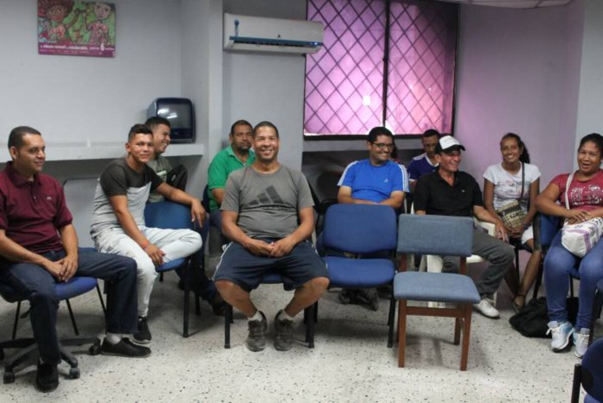 Venezolanos registrándose en el puesto ubicado en la Biblioteca Jorge Artel en el Socorro. Oscar Díaz - El Universal.