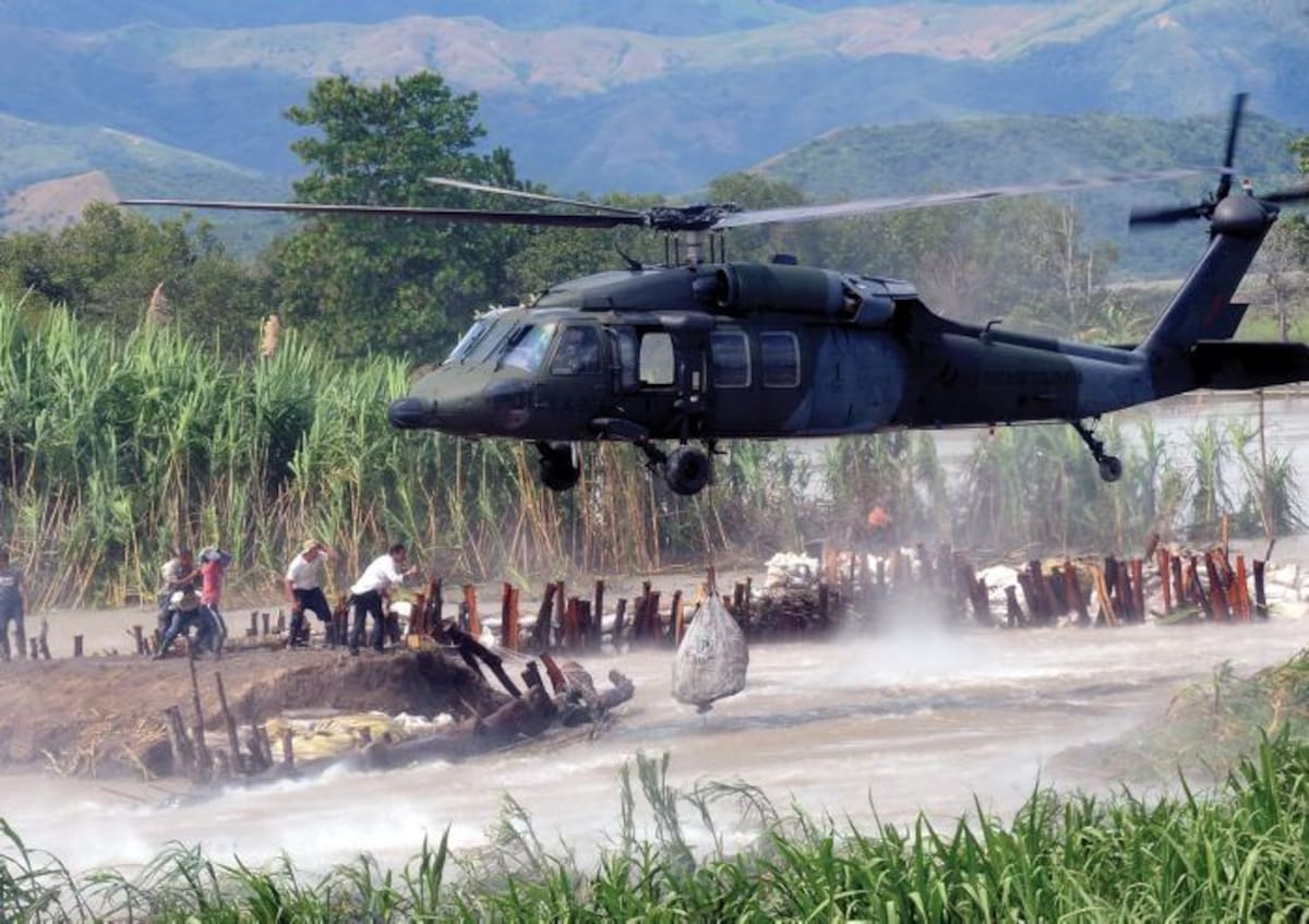Helicóptero de FAC aterriza de emergencia en providencia. COLPRENSA