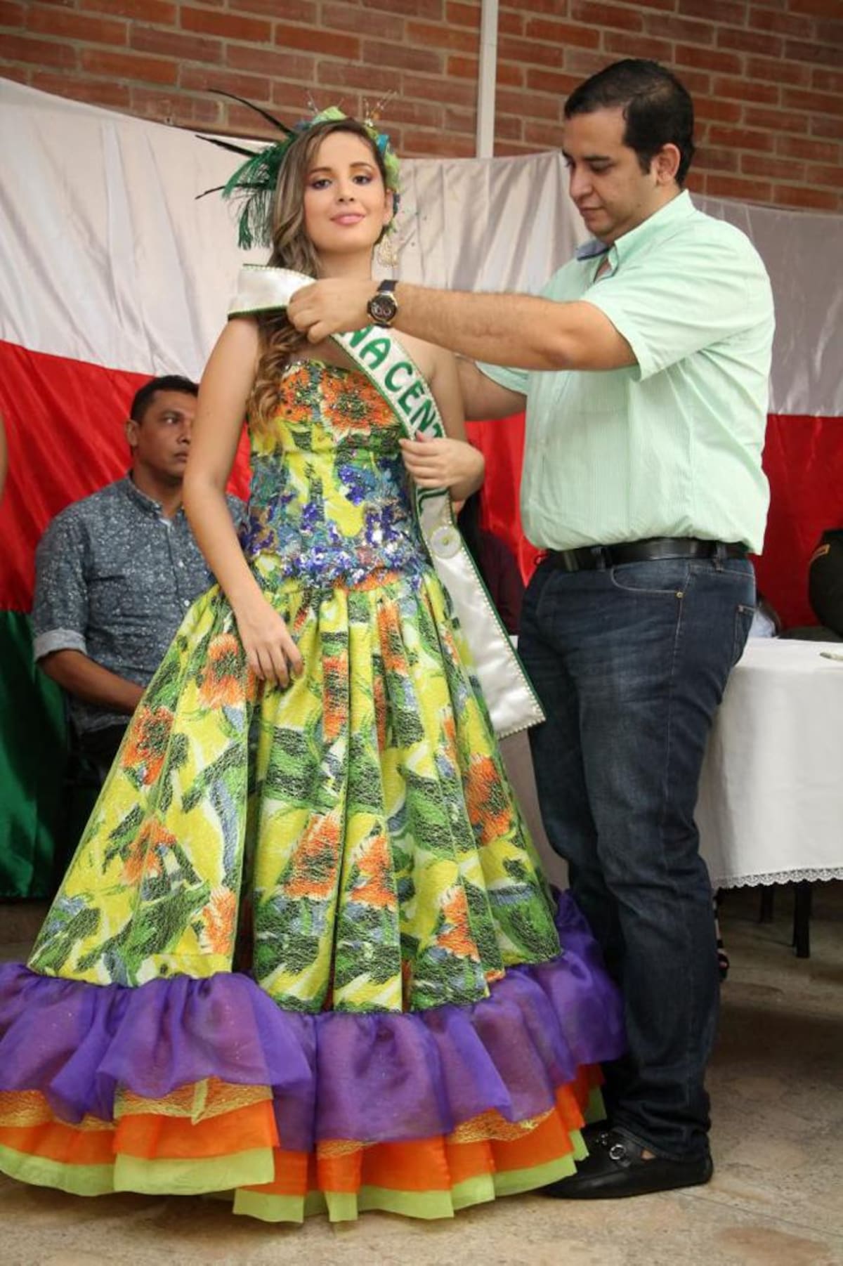 El alcalde de Sincelejo, Jacobo Qussep, impone la banda como reina Central a Angie Durán Gómez. MANUEL SANTIAGO PÉREZ/EL UNIVERSAL/