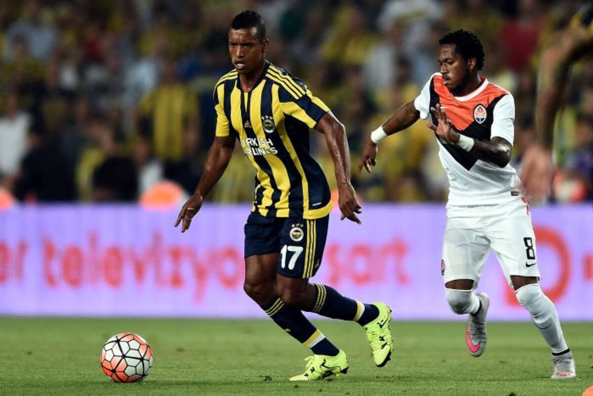 Fred disputa un balón con Nani durante el Fenerbahce vs Shakhtar. AFP OZAN KOSE